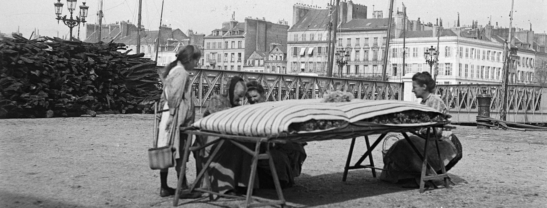 Fonds Soclet, Matelassières au Pont Alexandre III