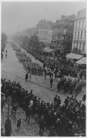 Le défilé du cortège escorté par la garde d’honneur américaine sur le Boulevard de Strasbourg