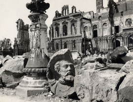 Le troisième hôtel de ville en ruine, 1944-45