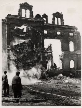 Le troisième hôtel de ville en ruine, 1944-45. 