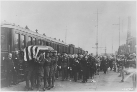 Arrivée en gare du Havre du cercueil du Soldat Inconnu américain (111 SC 1041 92) 