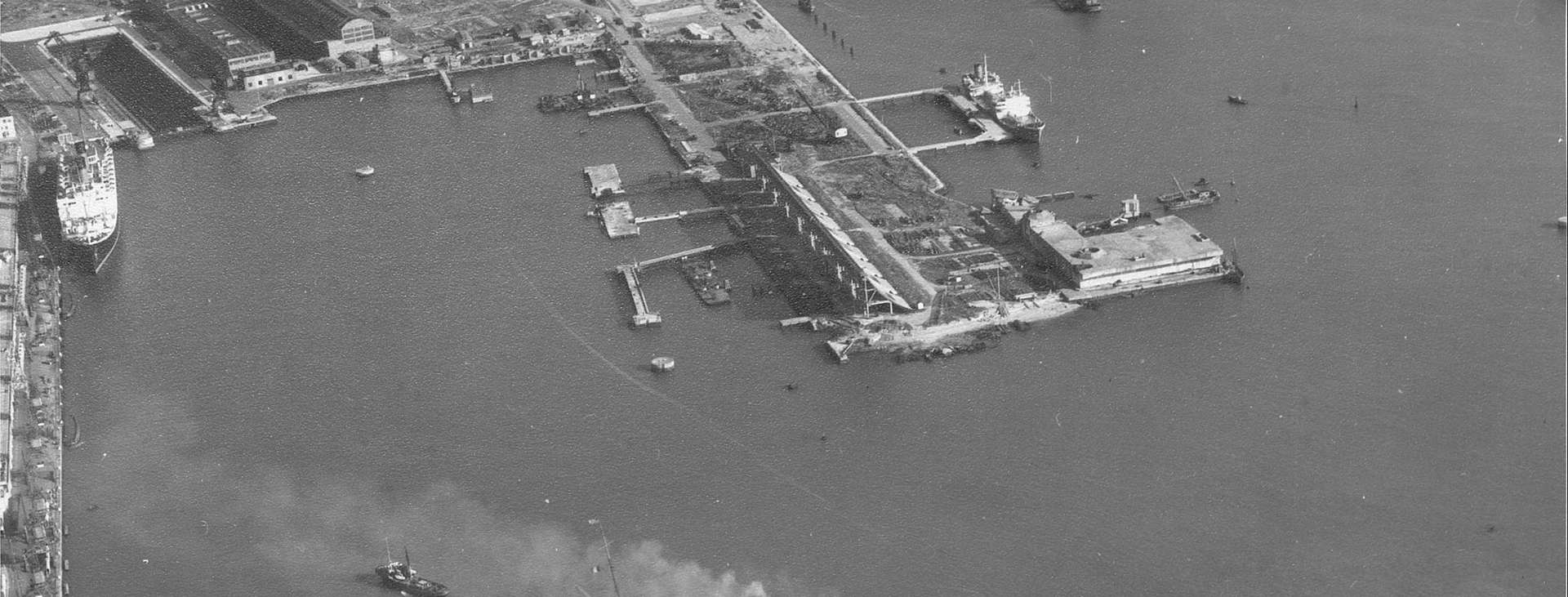 ©Fernez - Archives municipales du Havre Le port du Havre Vue aérienne sur le bassin Théophile-Ducrocq, années 1940