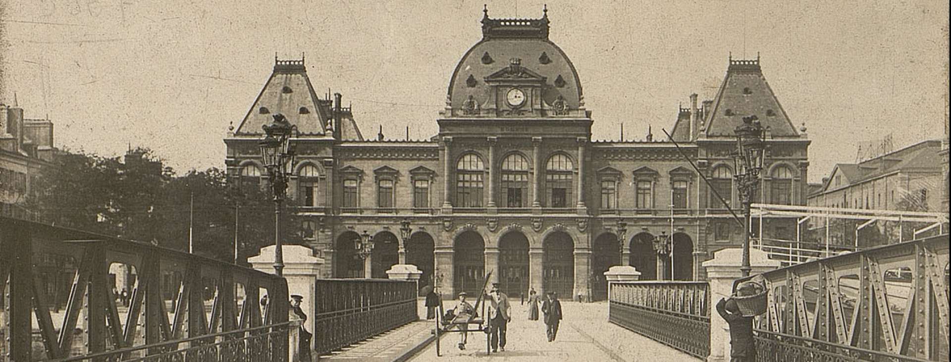 Archives municipales du Havre La passerelle du Commerce avec des passants et la Bourse du Commerce