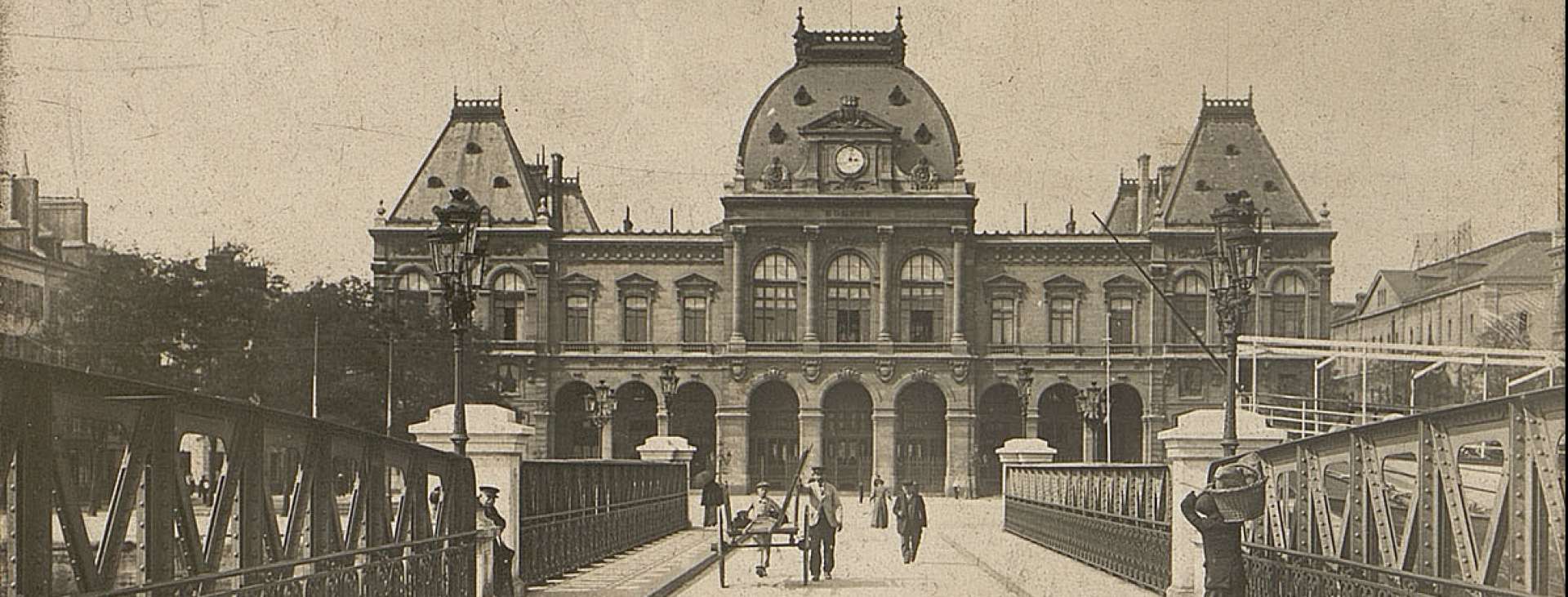 La passerelle du Commerce avec des passants et la Bourse du Commerce