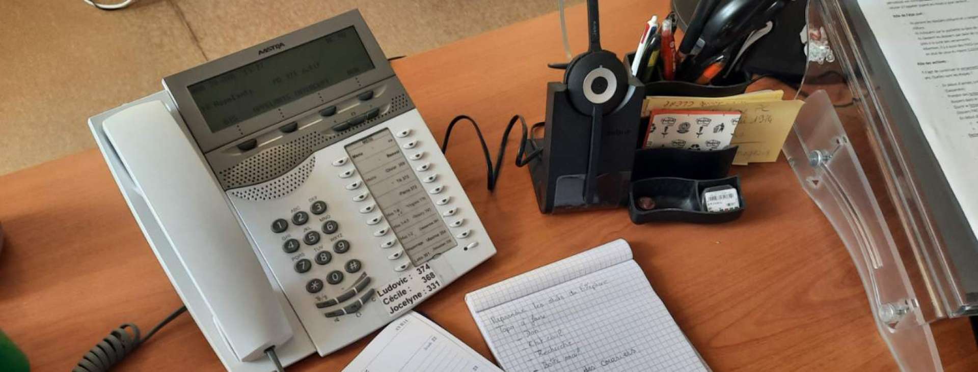 bureau avec standard téléphonique