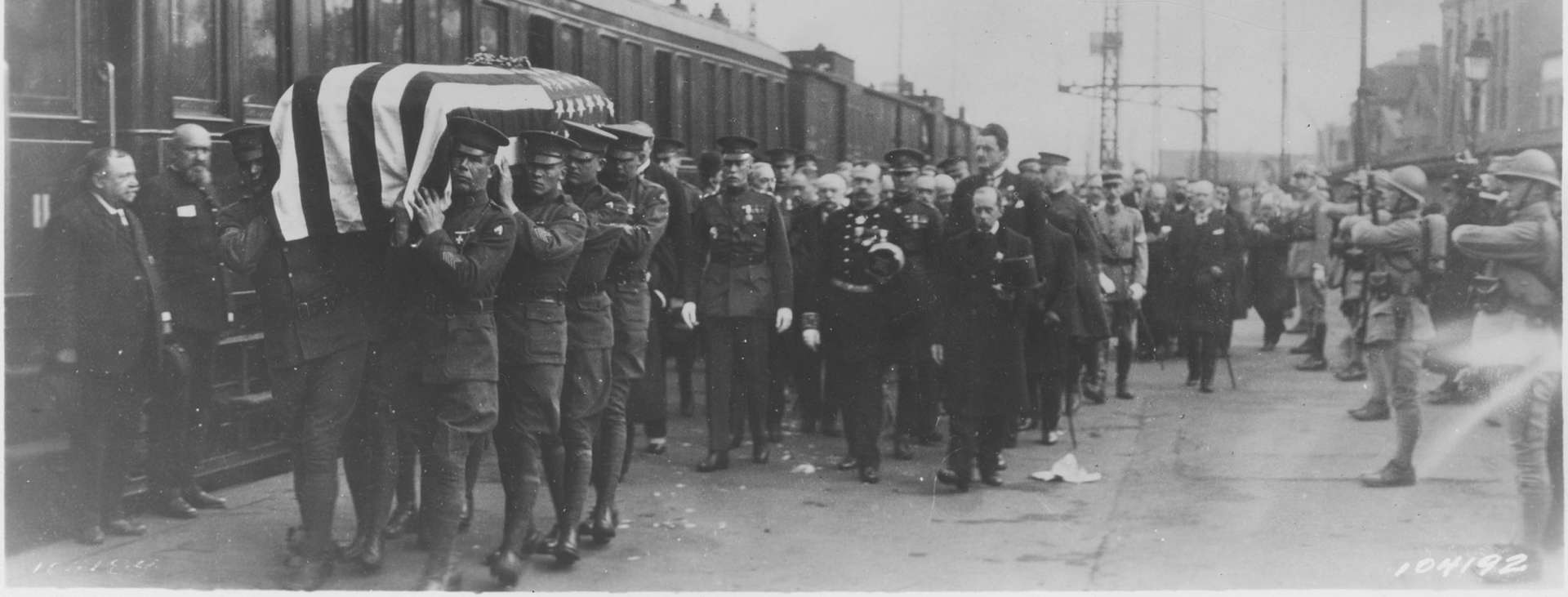 Arrivée en gare du Havre du cercueil du Soldat Inconnu américain (111 SC 1041 92) 