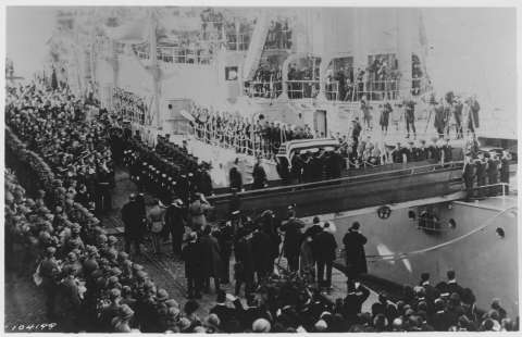 Le cercueil est porté à bord de l’US cruiser Olympia