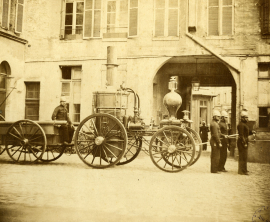 ©Kaiser - Archives municipales du Havre Sapeurs-pompiers et machine à incendie (24 septembre 1861)
