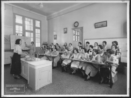 Ecole pratique de commerce et d'industrie de jeunes filles, années 1930. (60Fi9)