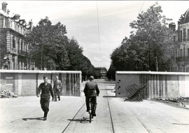 Construction de murs antichars, boulevard Foch, en 1943.